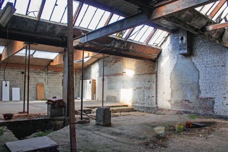 Coulage de béton dans une fondation de bâtiment