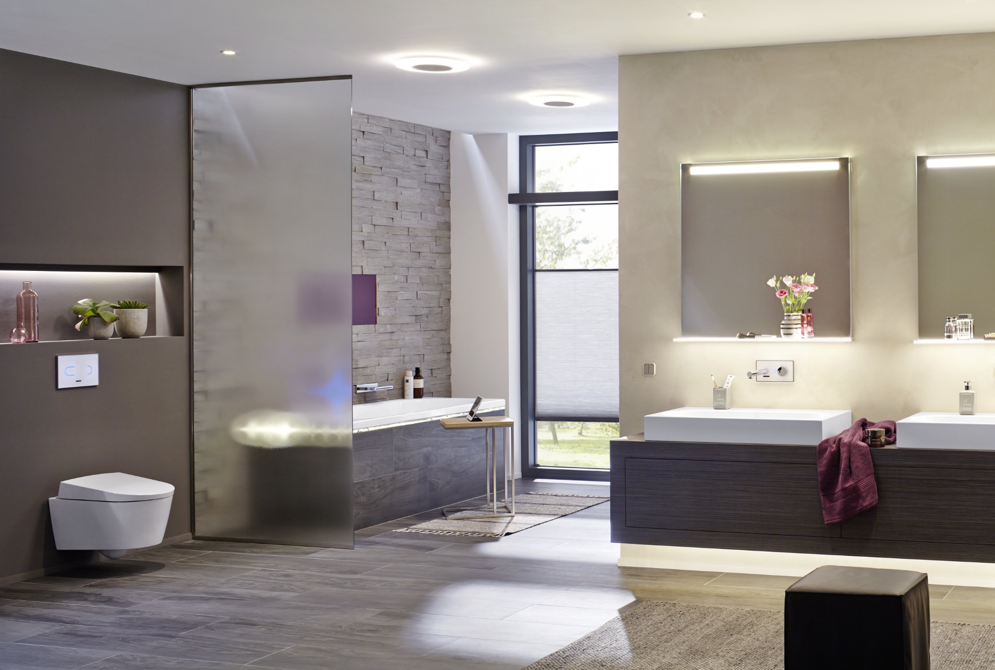 Salle de bains spacieuse contemporaine et connectée